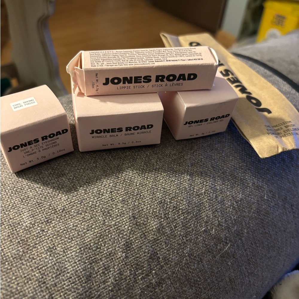 Jones Road The Bobbie Kit 4.0 small sizes of current products - Picture 3 of 6